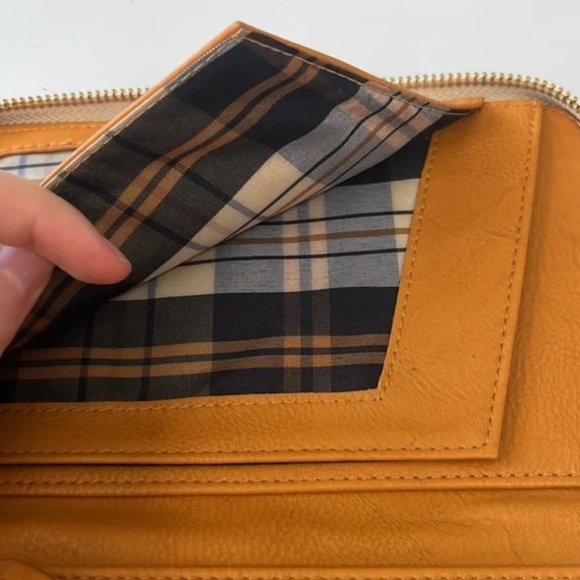 BEAUTIFUL MICHE VIENNA PASSPORT WALLET!!! - Picture 5 of 6